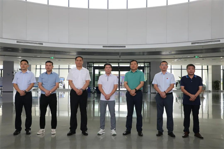 必威西汉姆联陪同舒华体育来滨考察体育产业发展情况